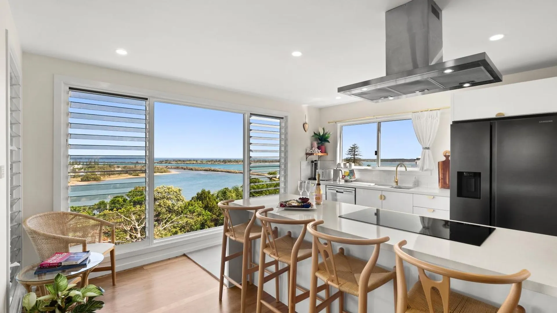 The Penthouse - Spectacular Views Of The Bay, And The Ocean! Only 150M To Shaws Bay Apartment East Ballina