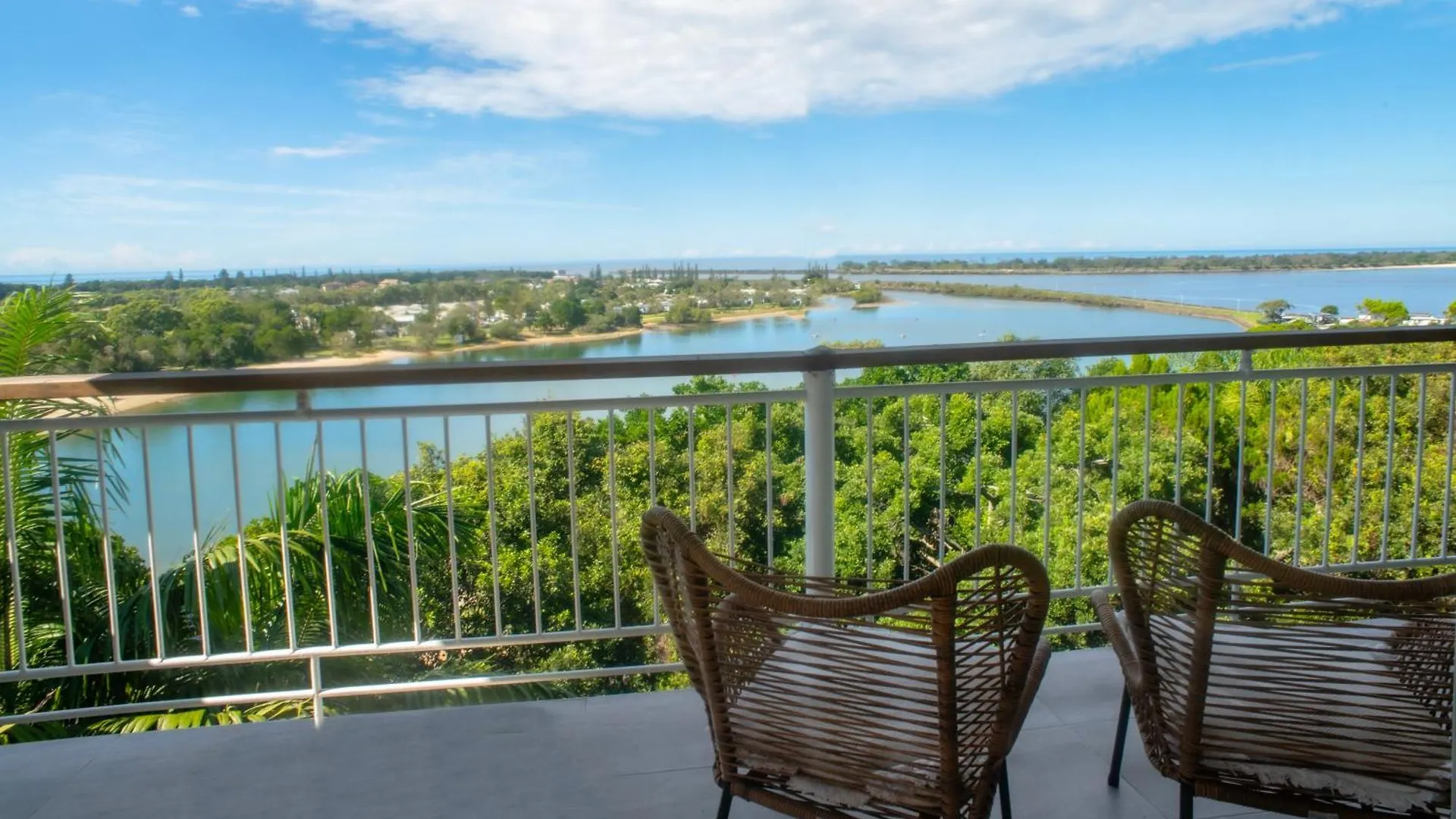 The Penthouse - Spectacular Views Of The Bay, And The Ocean! Only 150M To Shaws Bay Apartment East Ballina Australia