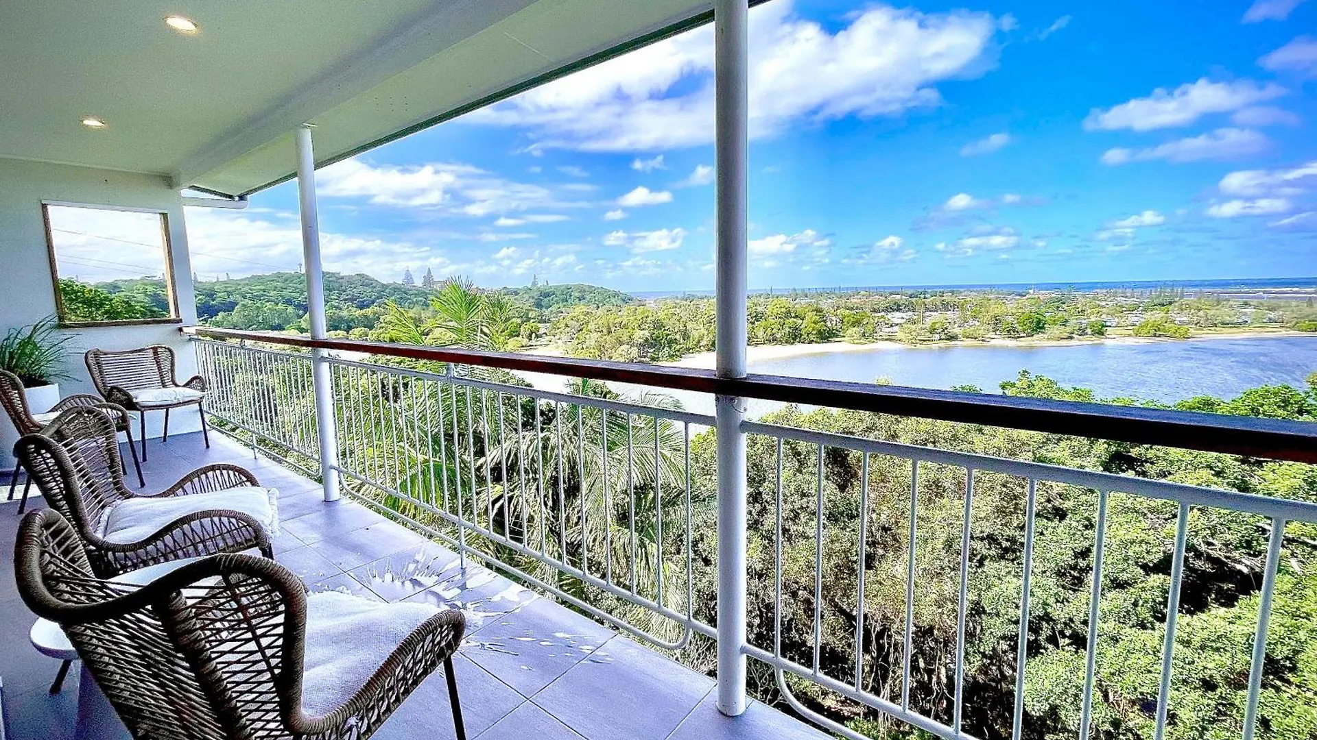 The Penthouse - Spectacular Views Of The Bay, And The Ocean! Only 150M To Shaws Bay Apartment East Ballina